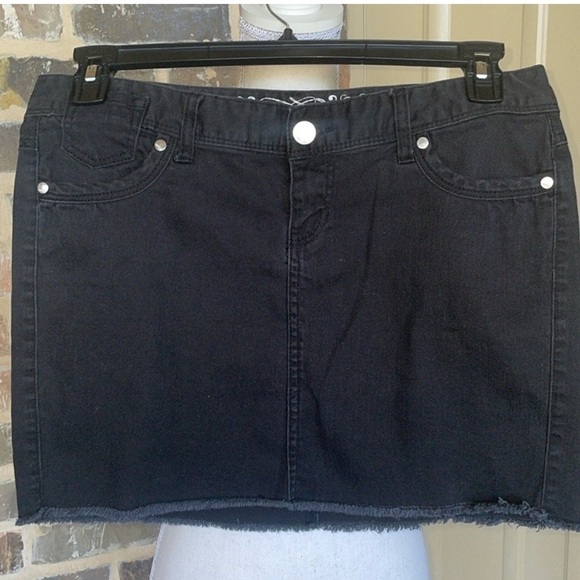 Express Black Denim Mini Skirt Stretch Raw Hem Classic 5-Pocket Mid Rise Size 8 - Picture 9 of 13